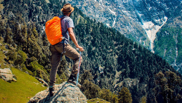 Headerbild "Instant Suppe Wandern" - Mann schaut auf Tal