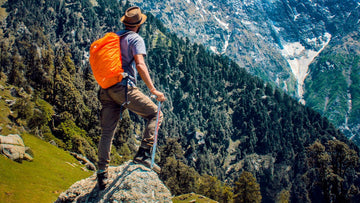 Headerbild "Instant Suppe Wandern" - Mann schaut auf Tal